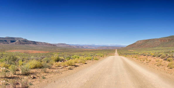 南非北角沙漠中的地面公路
