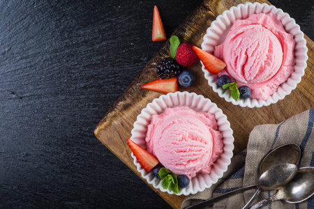 野莓冰淇淋与新鲜水果图片