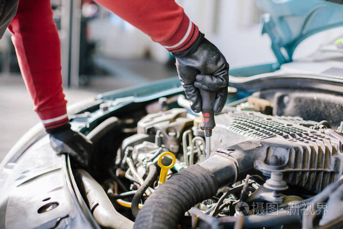 汽车修理工在汽车维修服务照片-正版商用图片0paj5d-摄图新视界
