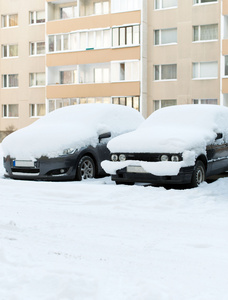 汽车在大街上白雪覆盖在冬天