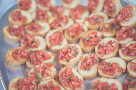 美味的美味的西红柿意大利开胃菜, 或 bruschetta, 烤面包片装饰与罗勒