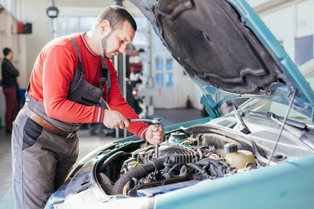维修人员检修汽车图片