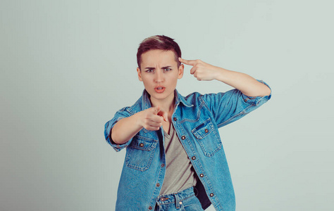 特写肖像的愤怒, 生气, 不开心的人,指着自己问你的意思我,你跟我说话