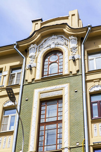 莫斯科, 俄罗斯, 在2018年6月4日。历史建筑周围典型房屋门面的建筑片断