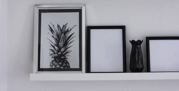 海报与菠萝和干净的框架架子上, 现代室内黑白, 横幅