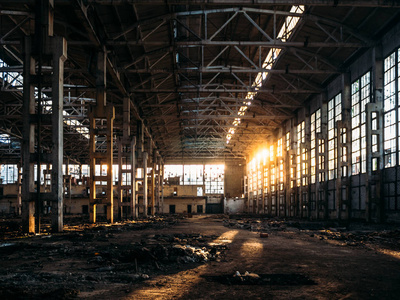 废墟和废弃的黑暗恐怖工厂楼内, 工业仓库大厅等待拆除照片