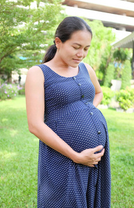 年轻女子手捂肚子疼得厉害blabk 和白色女人痛苦从肚子疼灰色背景的