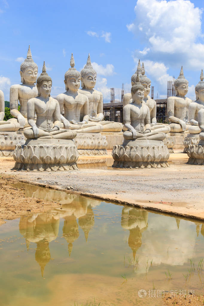 佛雕像和蓝天省那空寺洛坤府泰国