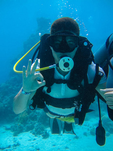 水下摄影的男子跳水显示 ok 信号
