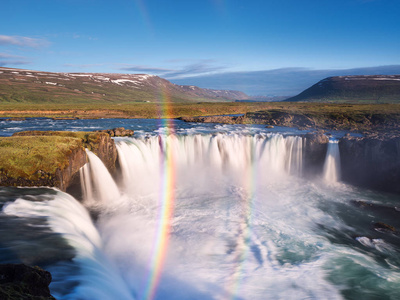 Godafoss 瀑布和彩虹在晴朗的一天