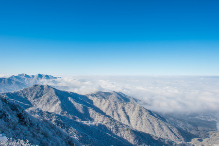 在冬天，韩国被晨雾覆盖 Seoraksan 山