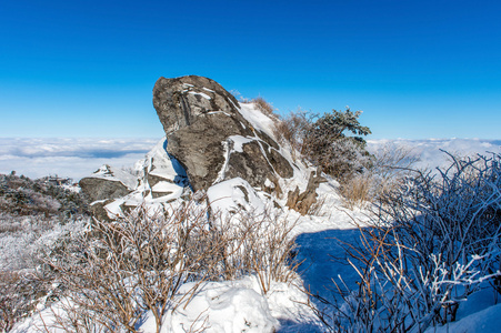 德裕山山脉被晨雾覆盖在冬天，韩国