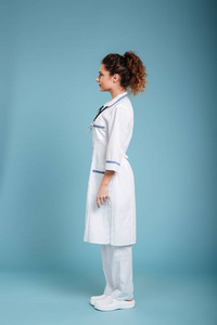 查看一个一个集中的年轻护士的全长侧查看照片照片