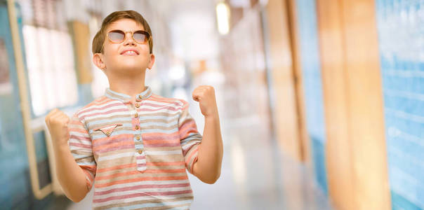 成功和庆祝胜利, 胜利在黄色背景蹒跚学步,认真地看着她电脑的屏幕在