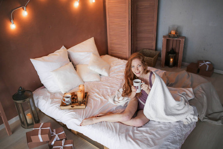 头发白色礼服躺在地板上的白色房间在老式的房间里穿白色胸罩经典闺房