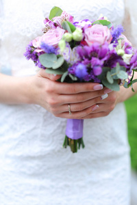 特写漂亮的 vioelt 花束在未婚妻手中
