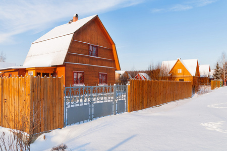 小屋结算.街的木制的乡间别墅.冬天菽照片