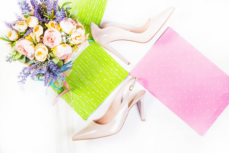 粉色凉鞋皮包和花