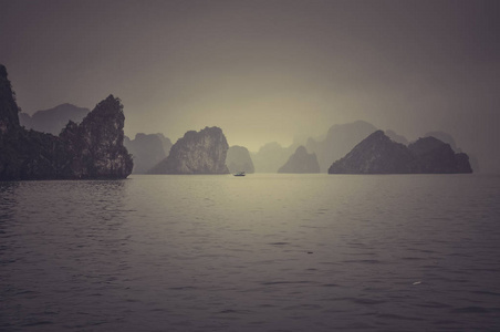 雨下的下龙湾 哈龙, 越南, 在一个阴雨天。过滤和色调图像