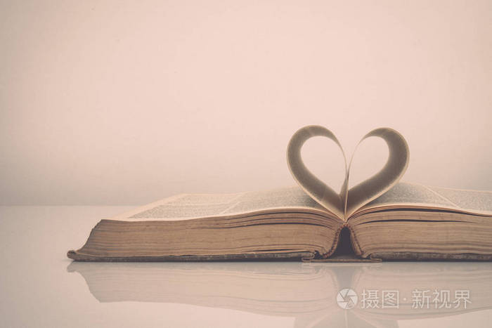 一本书的书页的色调形成了心的形状.热爱阅读