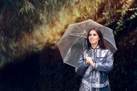 幸福的女人带透明雨伞雨衣