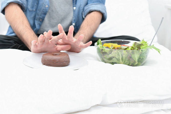 亚洲男人选择用手吃饭.亚洲男人想吃健康的食物