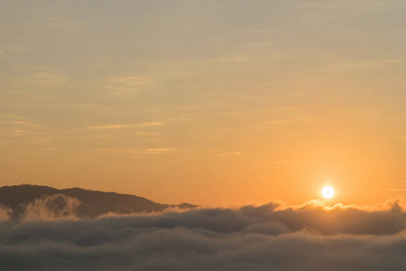 夕阳下的山水山雾