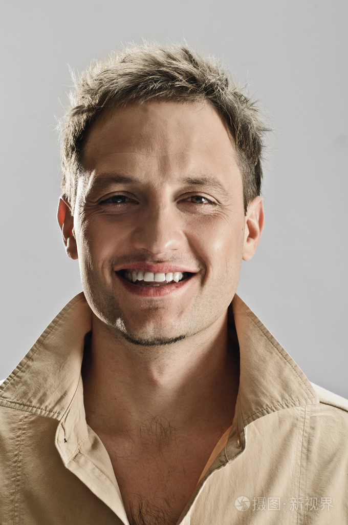 男性的微笑肖像
