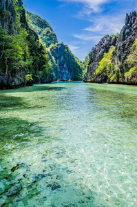 热带景观与岩石岛屿，寂寞的小船和水晶清澈的水，巴拉望岛，菲律宾