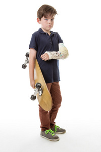 可爱的小男孩抱着滑板