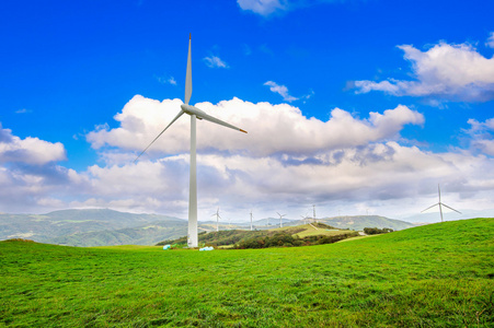 风力涡轮机发电。在韩国的生态绿色校园