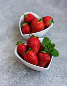 新鲜的草莓在一个碗的心脏形状