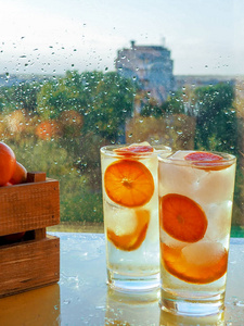 一杯与橘和冰的排毒, 旁边一盒橘子, 排毒, 早餐和健康的生活方式概念