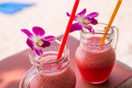 红兰花花在玻璃杯果汁饮料在夏天。景深浅。冷饮