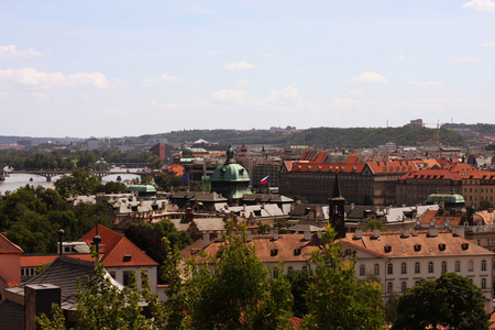 与传统的红色屋顶，在布拉格老城广场在 t 中的房子