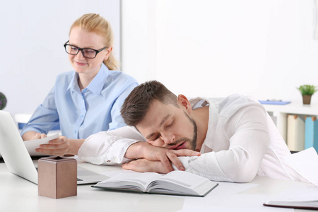 开会困疲倦的年轻人在办公室开会时睡觉照片