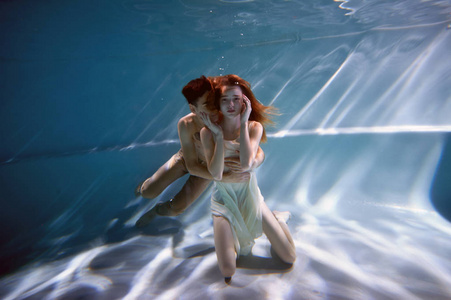 夫妻亲密拥抱图片