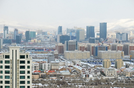在城市的郊外纪念性的广场建筑群的高度的乌兰巴托为视角