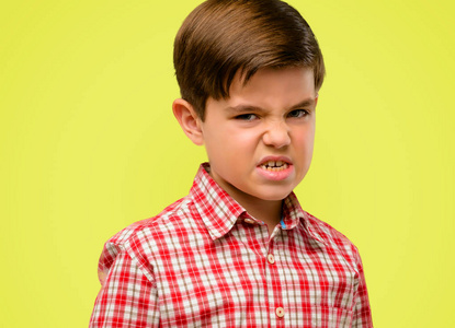 生气的皱眉图片