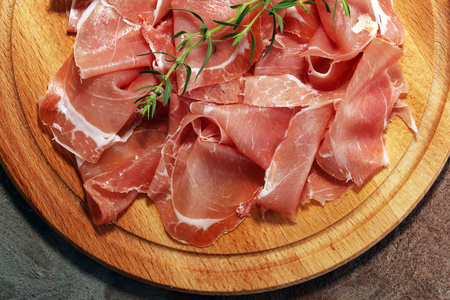 意大利火腿 crudo 或 jamon 与欧芹。生火腿