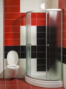 现代浴室配有淋浴和时尚瓷砖