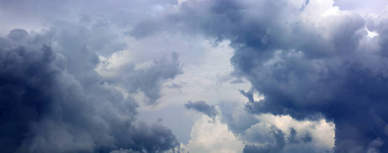 乌云密布的灰色阴雨天空图片