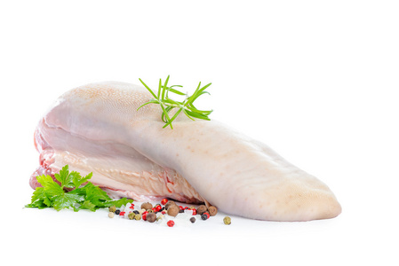 绿色植物和干辣椒的生牛舌头被孤立主人家照片