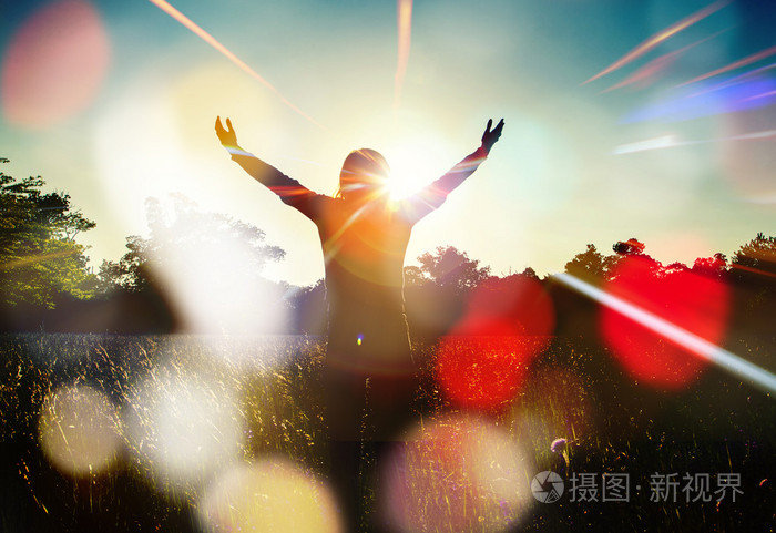 年轻女孩传播喜悦与灵感面对太阳, 女人, 自由的手