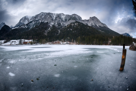 结冰的湖面关闭了详细 panorana