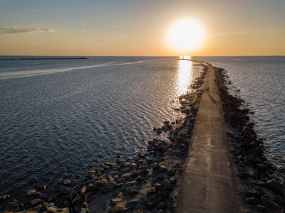 无人机图像。海上日落的鸟瞰在海上的大门。里加拉脱维亚
