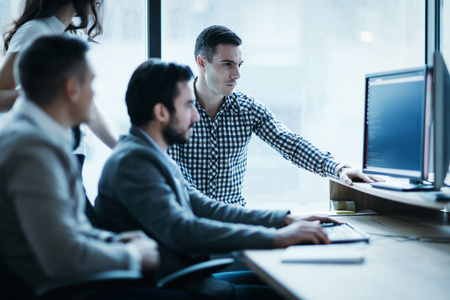 商务人员在办公公司工作的图片照片