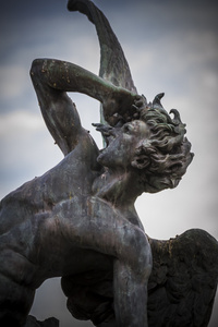 堕落的天使雕塑照片