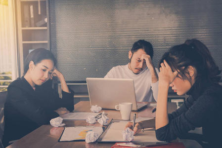 休息在工作场所会议期间, 精疲力尽的生意人的概念乏味睡眠疲乏照片