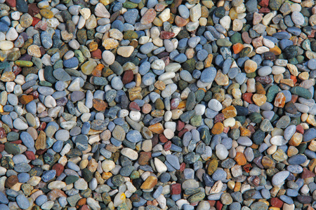 大量的卵石大量的小彩色鹅卵石地面上的纹理照片